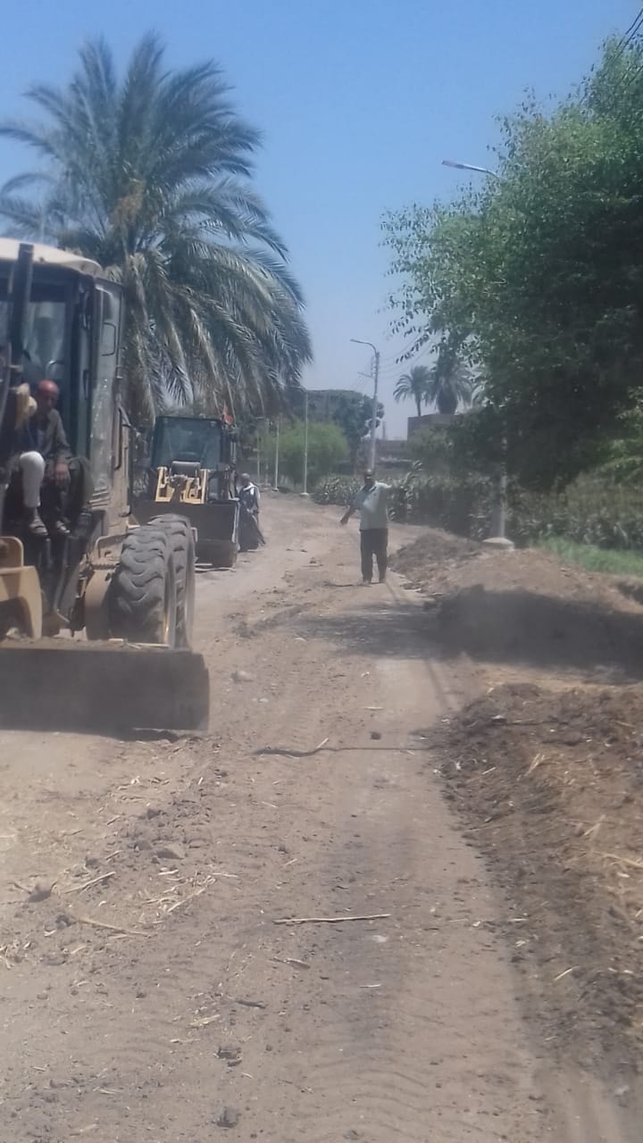 محلية ابوتيج تسوية طريق المغربات بمساحة تقدر بـ 1500 متر مربع