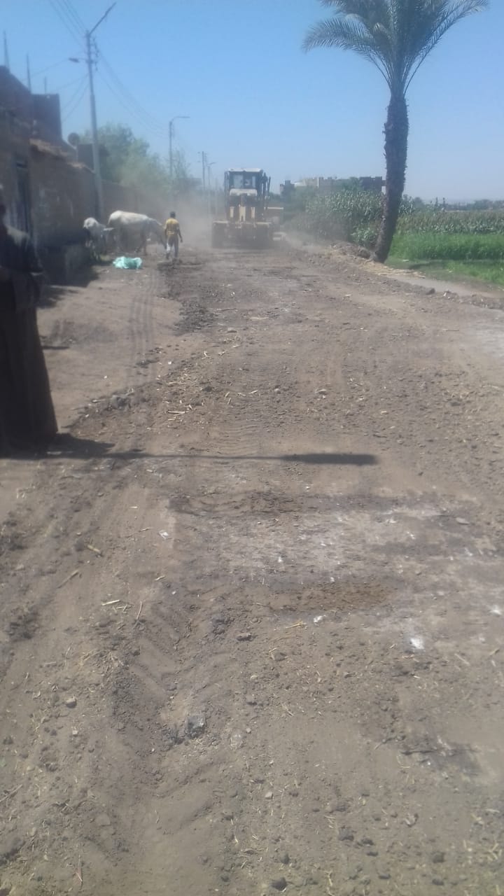 محلية ابوتيج تسوية طريق المغربات بمساحة تقدر بـ 1500 متر مربع