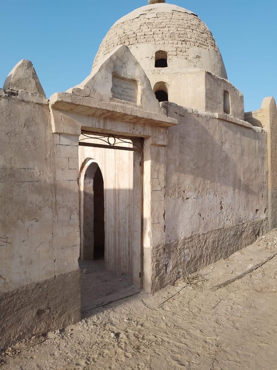 القبض على 3 أشخاص لقيامهم بسرقة أبواب مقابر أسيوط