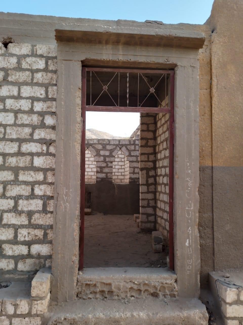 القبض على 3 أشخاص لقيامهم بسرقة أبواب مقابر أسيوط