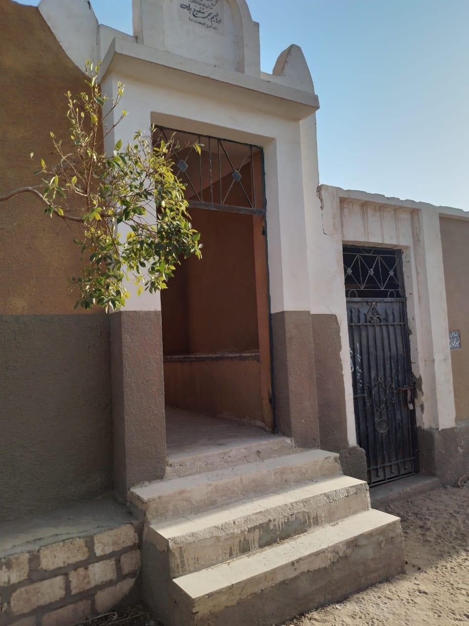 القبض على 3 أشخاص لقيامهم بسرقة أبواب مقابر أسيوط