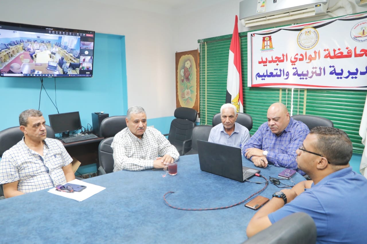وكيل التعليم بالوادي الجديد يناقش استعدادات العام الدراسى الجديد وسد العجز بالمدارس