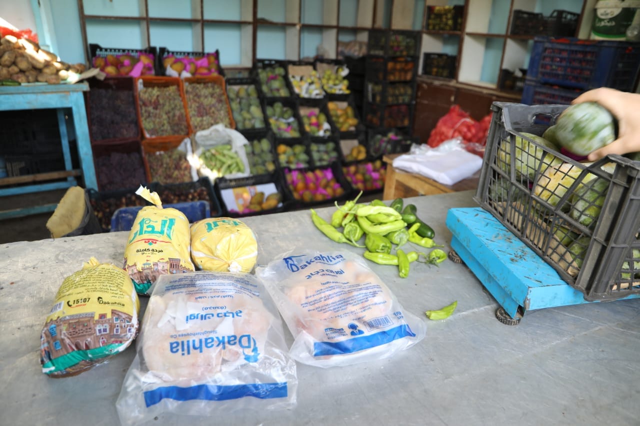 محافظة الوادي الجديد تطرح دواجن وخضروات وفاكهة بأسعار مخفضة بمنفذ ديوان المحافظة