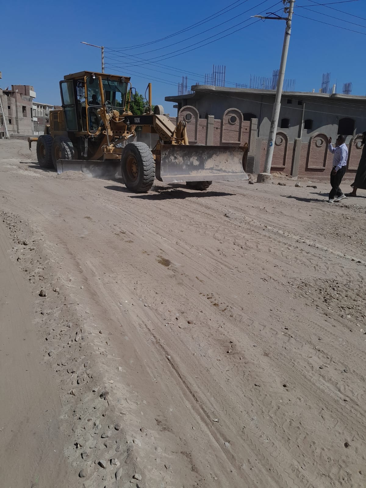 محلية ديروط تقوم بتمهيد طريق دشلوط الرئيسي ونزلة ساو وإصلاح الطريق وتنظيفه