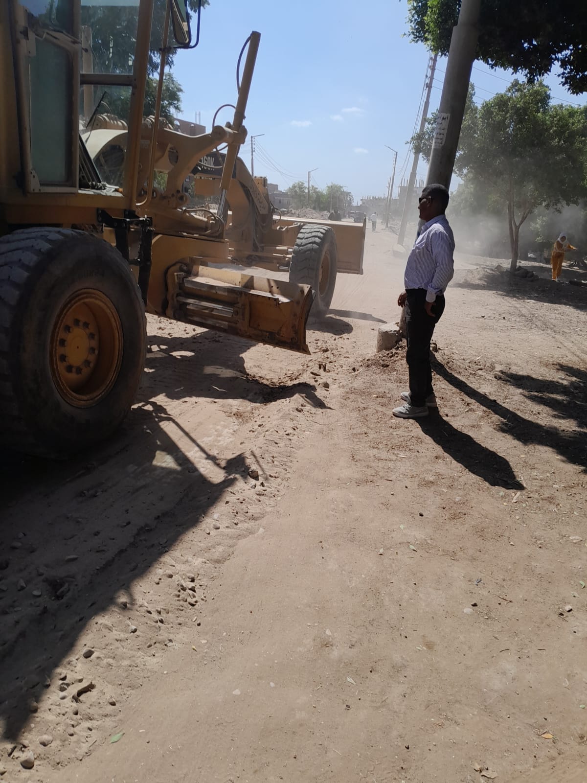 محلية ديروط تقوم بتمهيد طريق دشلوط الرئيسي ونزلة ساو وإصلاح الطريق وتنظيفه
