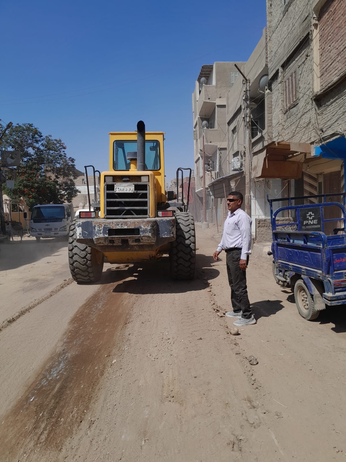 محلية ديروط تقوم بتمهيد طريق دشلوط الرئيسي ونزلة ساو وإصلاح الطريق وتنظيفه