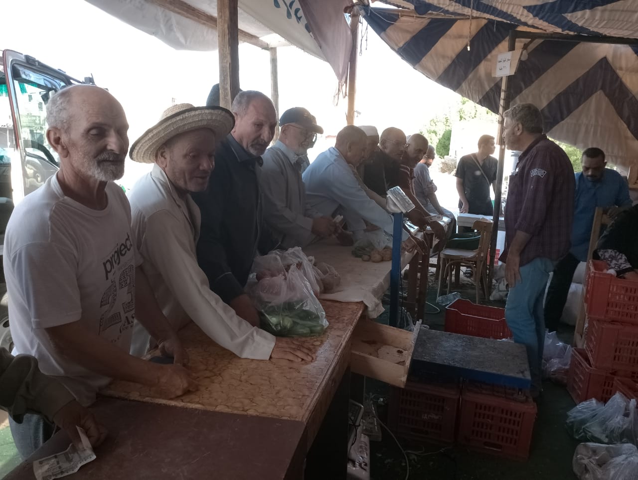 محلية الداخلة توفر بعض الخضروات الأساسية بأسعار مخفضة للمواطنين