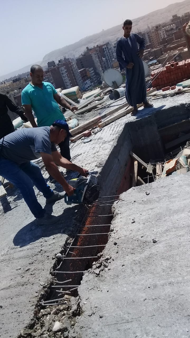 حملة لازالة فورية لبناء الدور 14 مخالف بحي شرق اسيوط