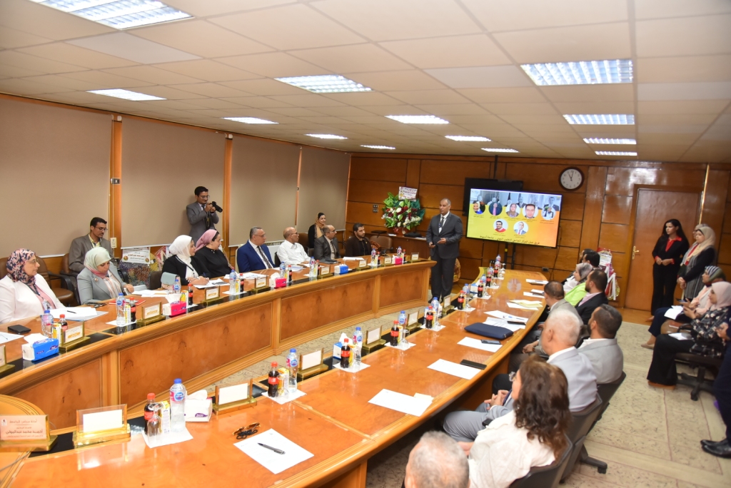 رئيس جامعة أسيوط يشهد فعاليات المائدة المستديرة لمناقشة المهارات المطلوبة لسوق العمل 
