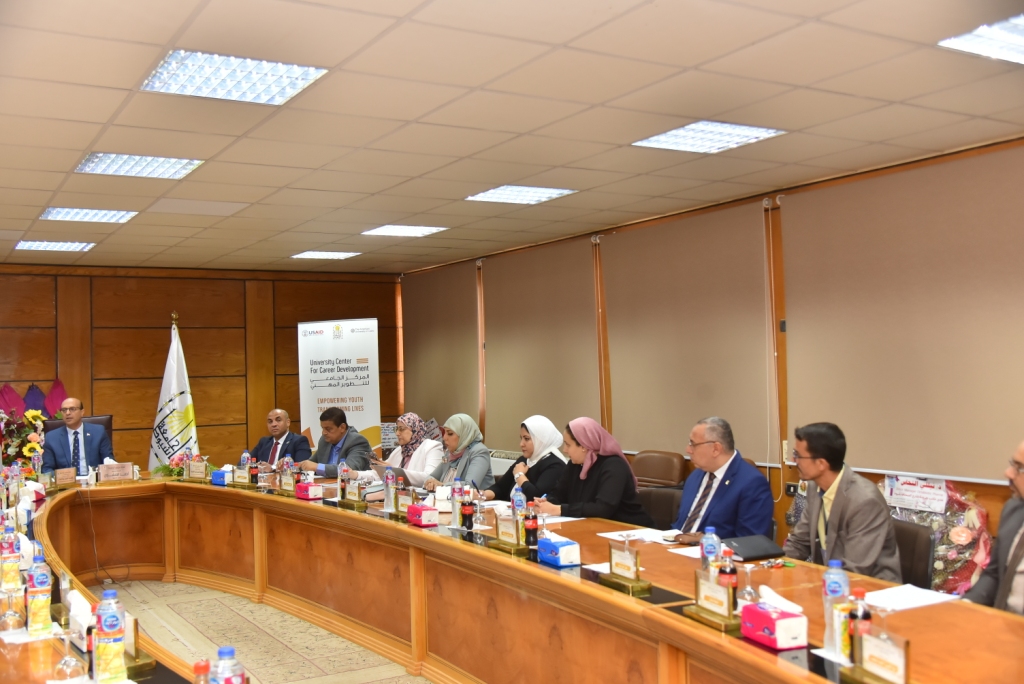 رئيس جامعة أسيوط يشهد فعاليات المائدة المستديرة لمناقشة المهارات المطلوبة لسوق العمل 