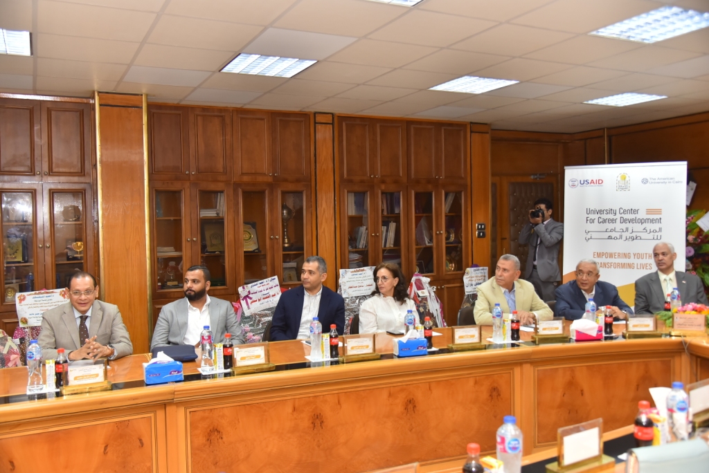 رئيس جامعة أسيوط يشهد فعاليات المائدة المستديرة لمناقشة المهارات المطلوبة لسوق العمل 