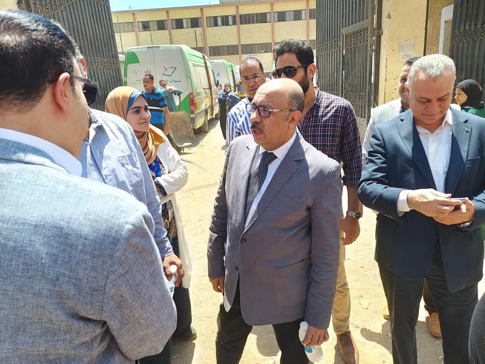 وكيل وزارة الصحة بأسيوط يتابع القوافل الطبية العلاجيه المجانيه المقدمه للمواطنين