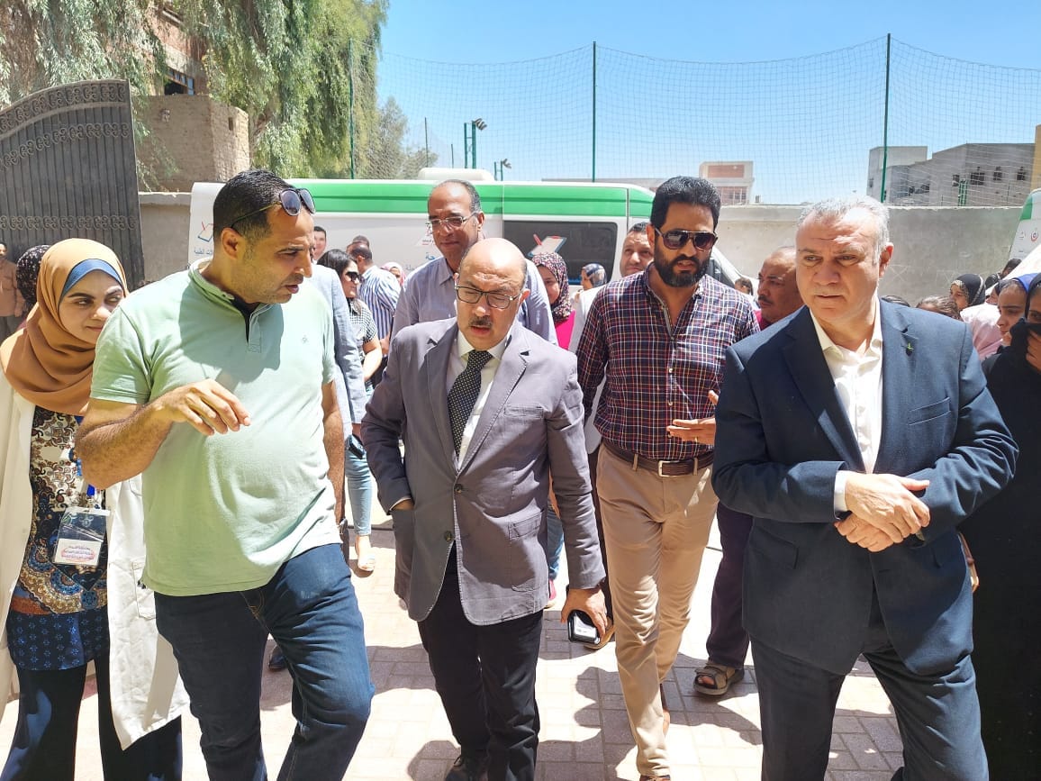 وكيل وزارة الصحة بأسيوط يتابع القوافل الطبية العلاجيه المجانيه المقدمه للمواطنين