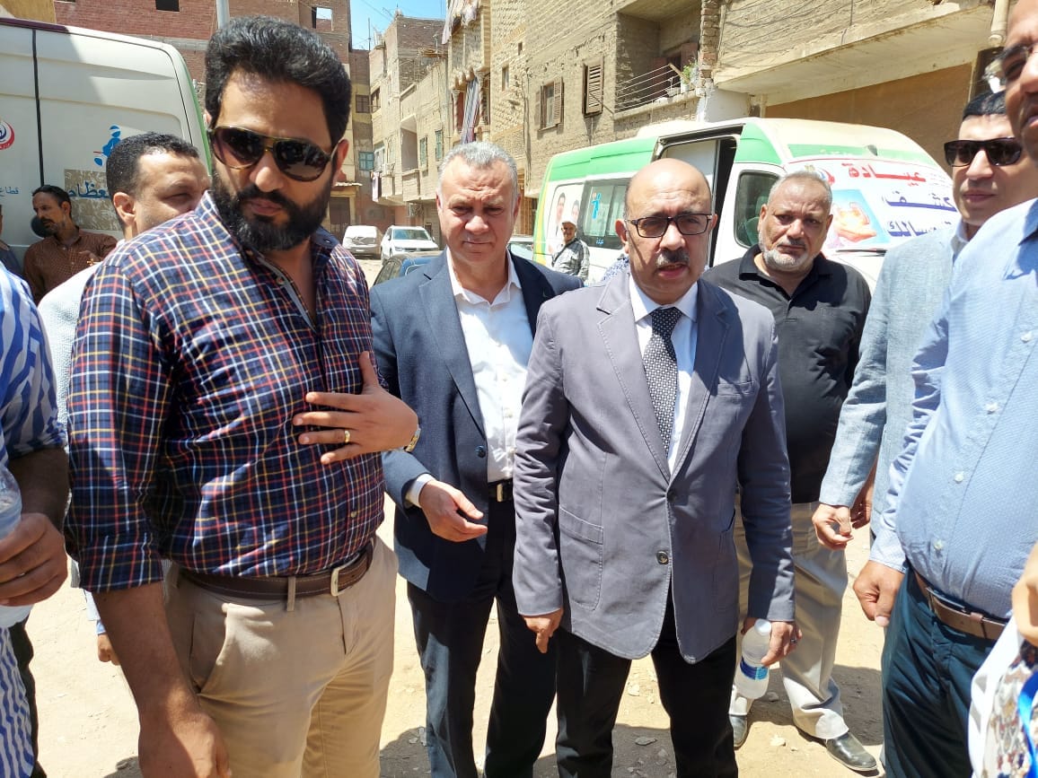 وكيل وزارة الصحة بأسيوط يتابع القوافل الطبية العلاجيه المجانيه المقدمه للمواطنين