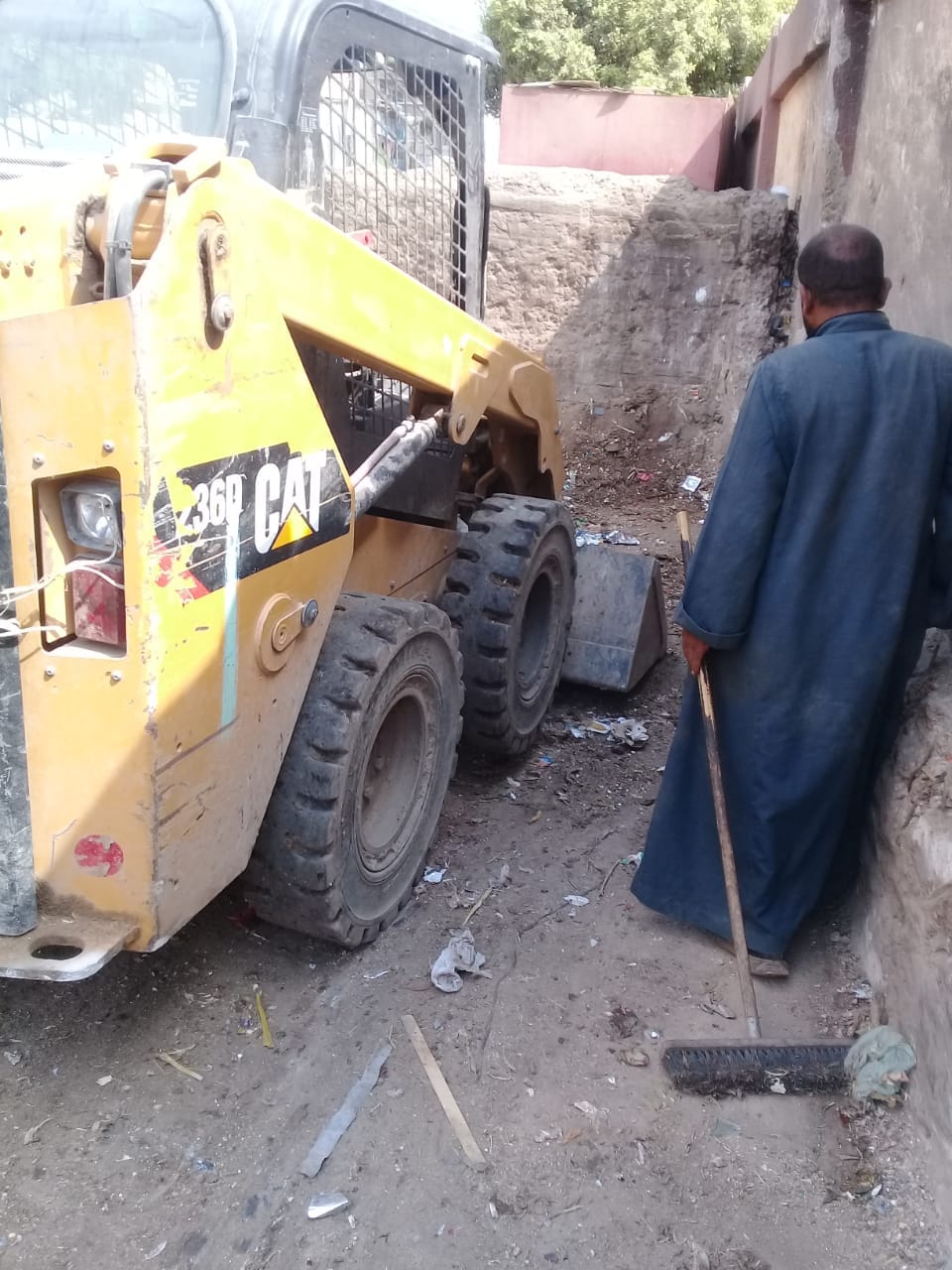 محلية ديروط تنفذ حملة مكبرة لرفع الاشغالات والمخلفات الصلبة وتحسين كفاءة الشوارع