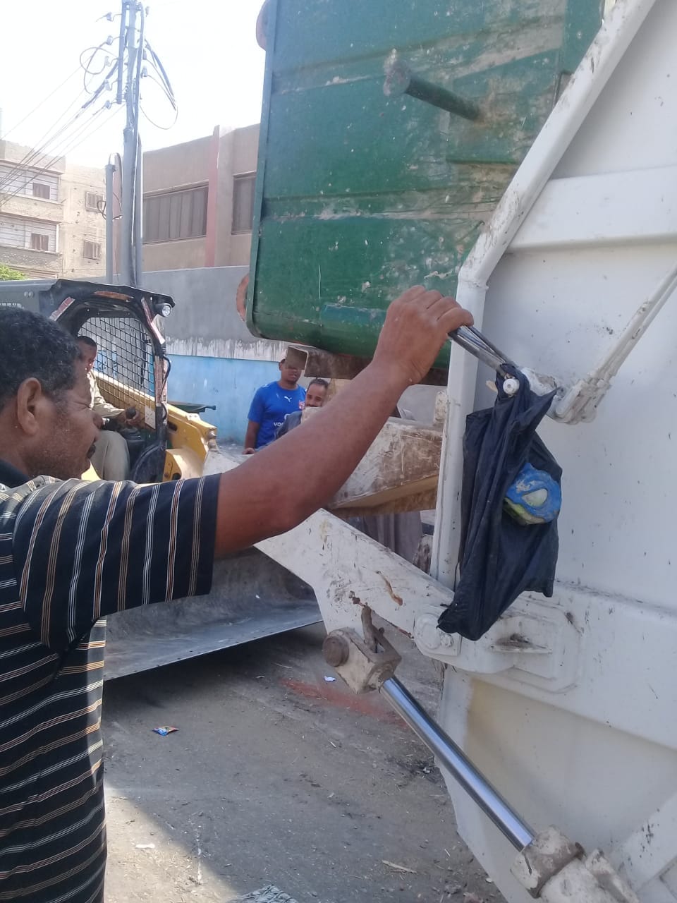 محلية ديروط تنفذ حملة مكبرة لرفع الاشغالات والمخلفات الصلبة وتحسين كفاءة الشوارع