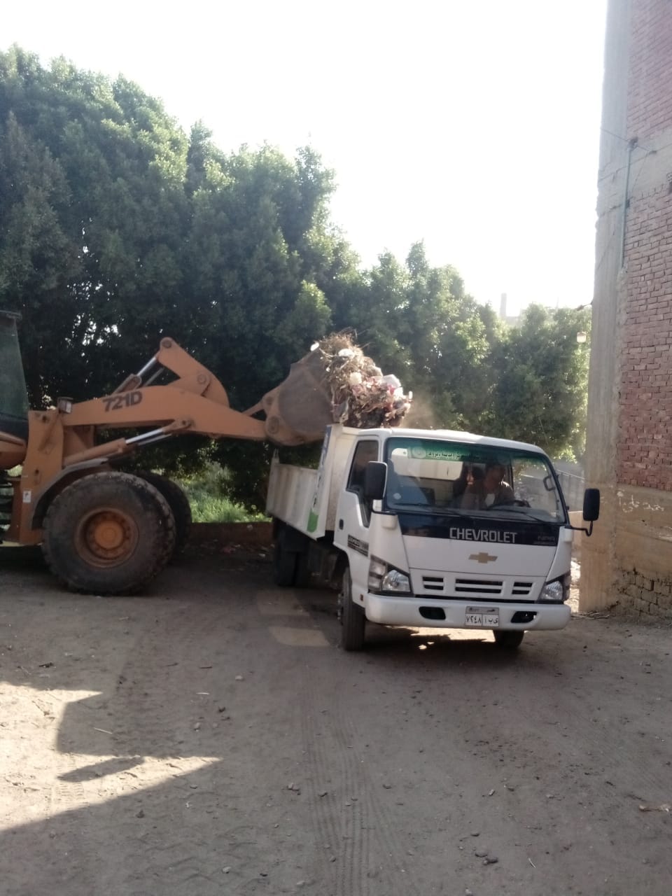 محلية ديروط تنفذ حملة مكبرة لرفع الاشغالات والمخلفات الصلبة وتحسين كفاءة الشوارع