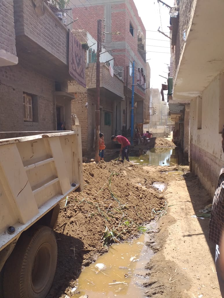 محلية جرف سرحان تقوم بتأهيل الطريق المتضرر بالمياه الجوفية بقرية بني يحيى