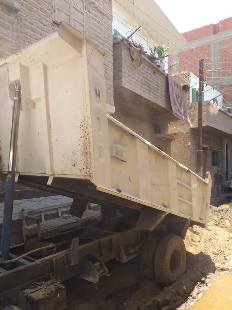 محلية جرف سرحان تقوم بتأهيل الطريق المتضرر بالمياه الجوفية بقرية بني يحيى