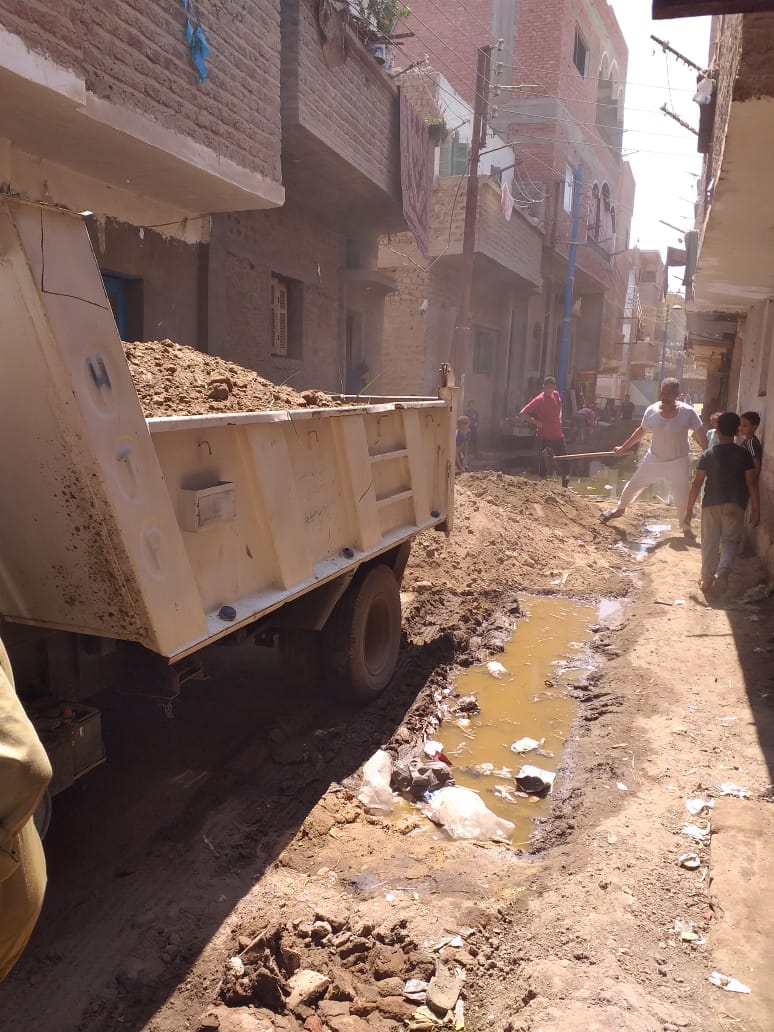 محلية جرف سرحان تقوم بتأهيل الطريق المتضرر بالمياه الجوفية بقرية بني يحيى