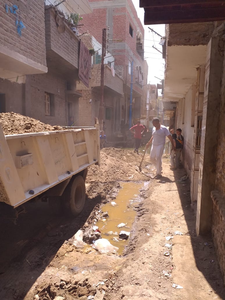 محلية جرف سرحان تقوم بتأهيل الطريق المتضرر بالمياه الجوفية بقرية بني يحيى