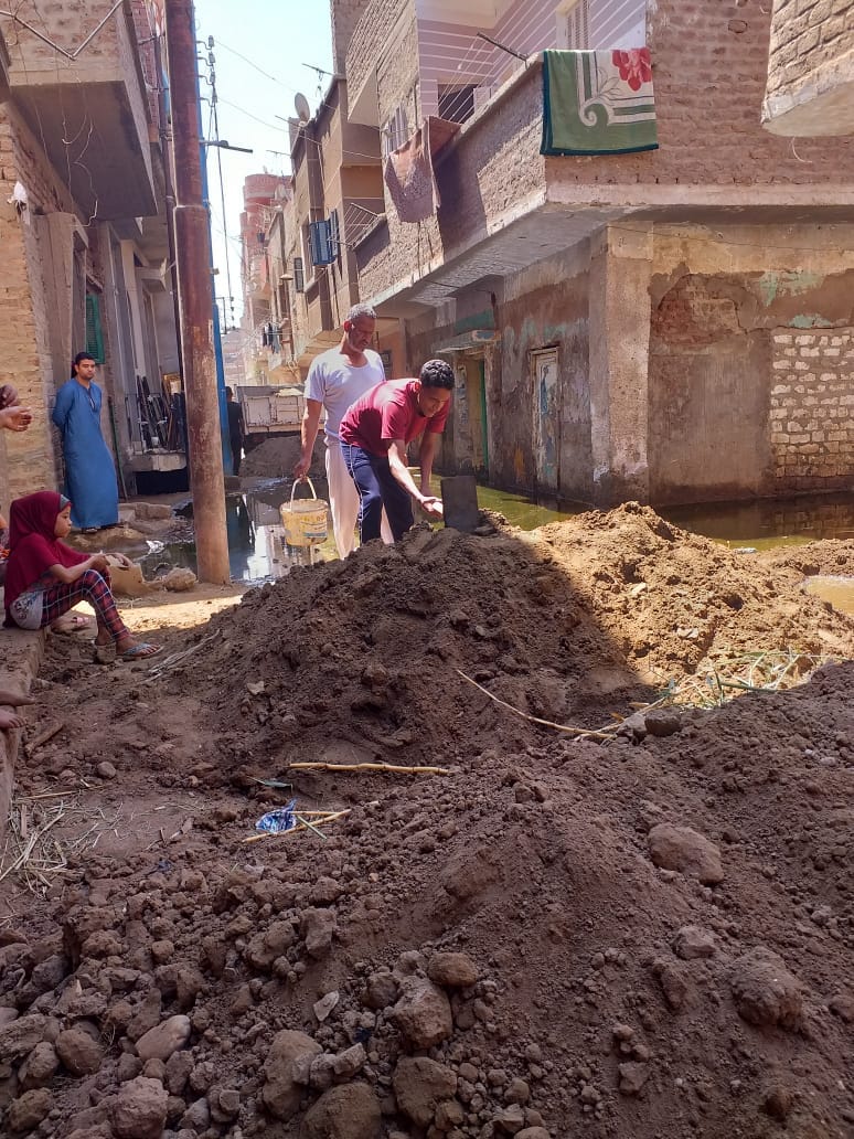 محلية جرف سرحان تقوم بتأهيل الطريق المتضرر بالمياه الجوفية بقرية بني يحيى