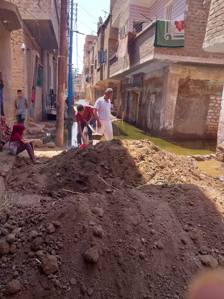 محلية جرف سرحان تقوم بتأهيل الطريق المتضرر بالمياه الجوفية بقرية بني يحيى