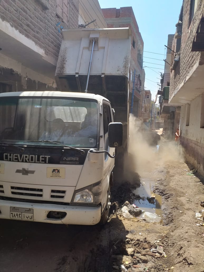 محلية جرف سرحان تقوم بتأهيل الطريق المتضرر بالمياه الجوفية بقرية بني يحيى