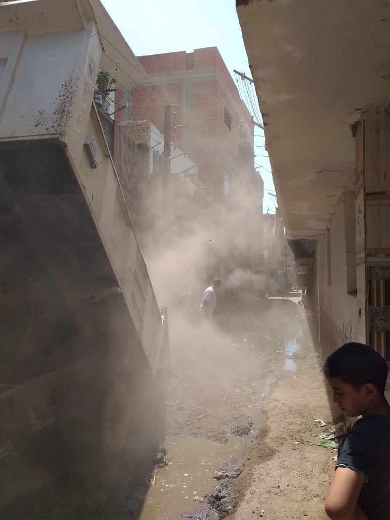 محلية جرف سرحان تقوم بتأهيل الطريق المتضرر بالمياه الجوفية بقرية بني يحيى