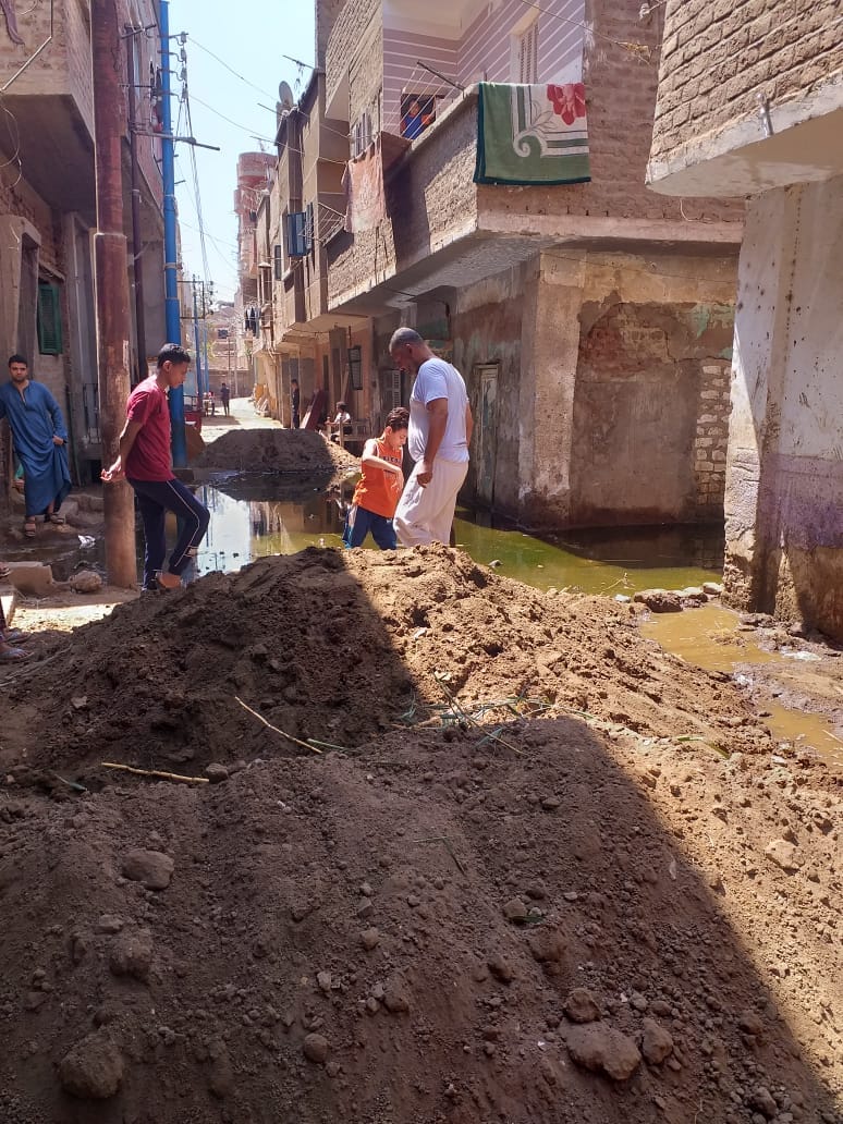محلية جرف سرحان تقوم بتأهيل الطريق المتضرر بالمياه الجوفية بقرية بني يحيى