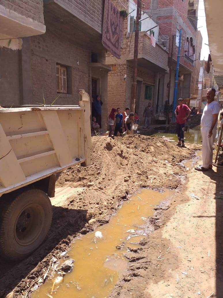 محلية جرف سرحان تقوم بتأهيل الطريق المتضرر بالمياه الجوفية بقرية بني يحيى