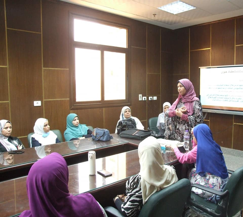 مستشفى الإصابات والطوارئ بجامعة أسيوط تنظم تدريبا للتمريض الجدد 