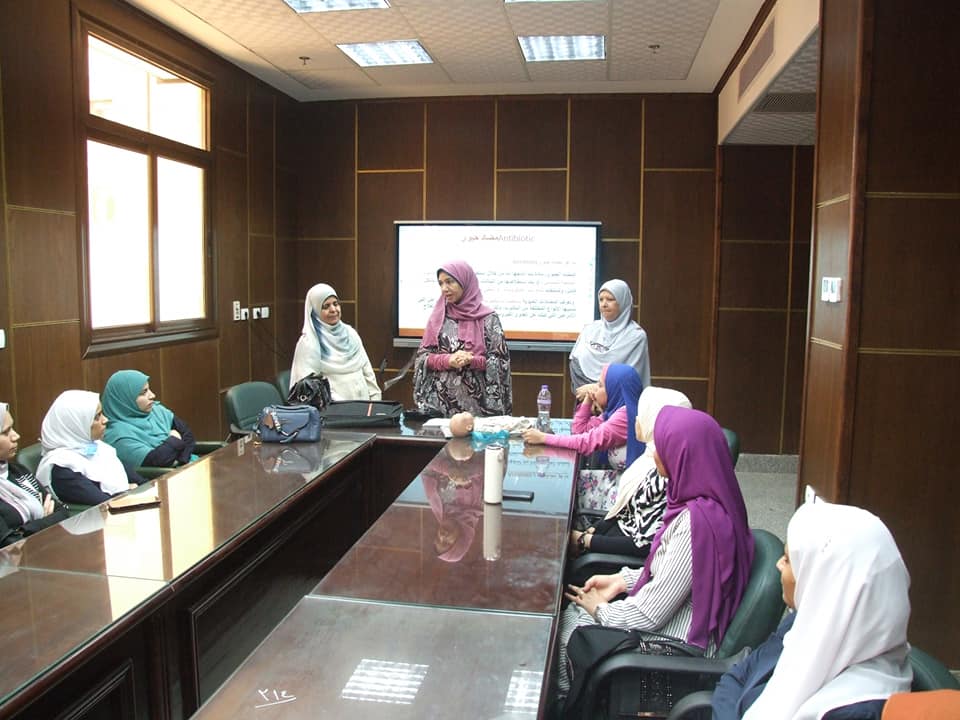 مستشفى الإصابات والطوارئ بجامعة أسيوط تنظم تدريبا للتمريض الجدد 