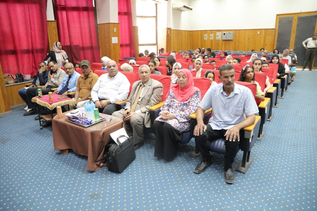 تعليم الوادى الجديد يكرم 34 طالب وطالبة فائزين بالأوليمبياد الدولى