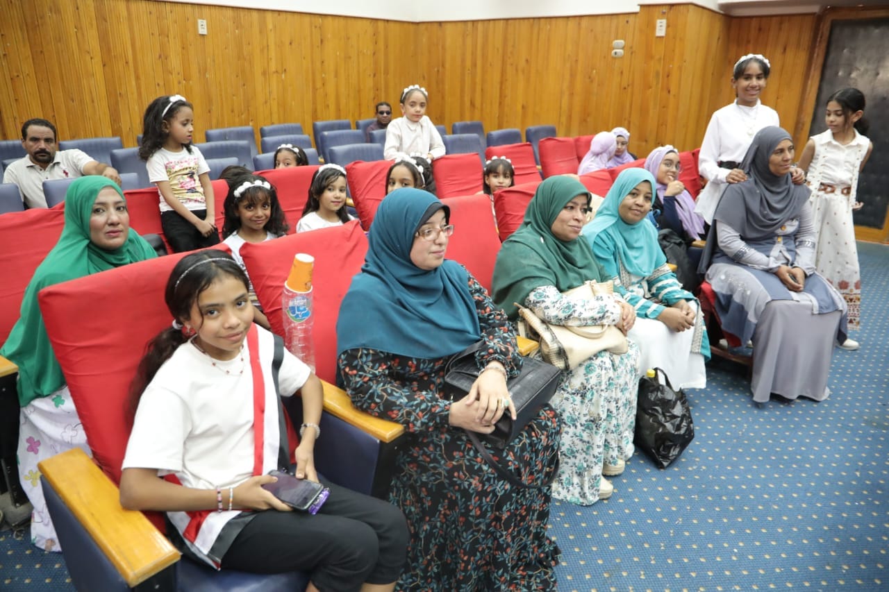 تعليم الوادى الجديد يكرم 34 طالب وطالبة فائزين بالأوليمبياد الدولى