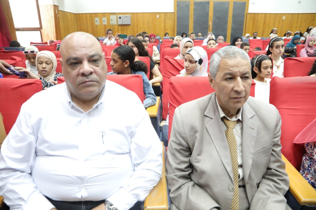 تعليم الوادى الجديد يكرم 34 طالب وطالبة فائزين بالأوليمبياد الدولى