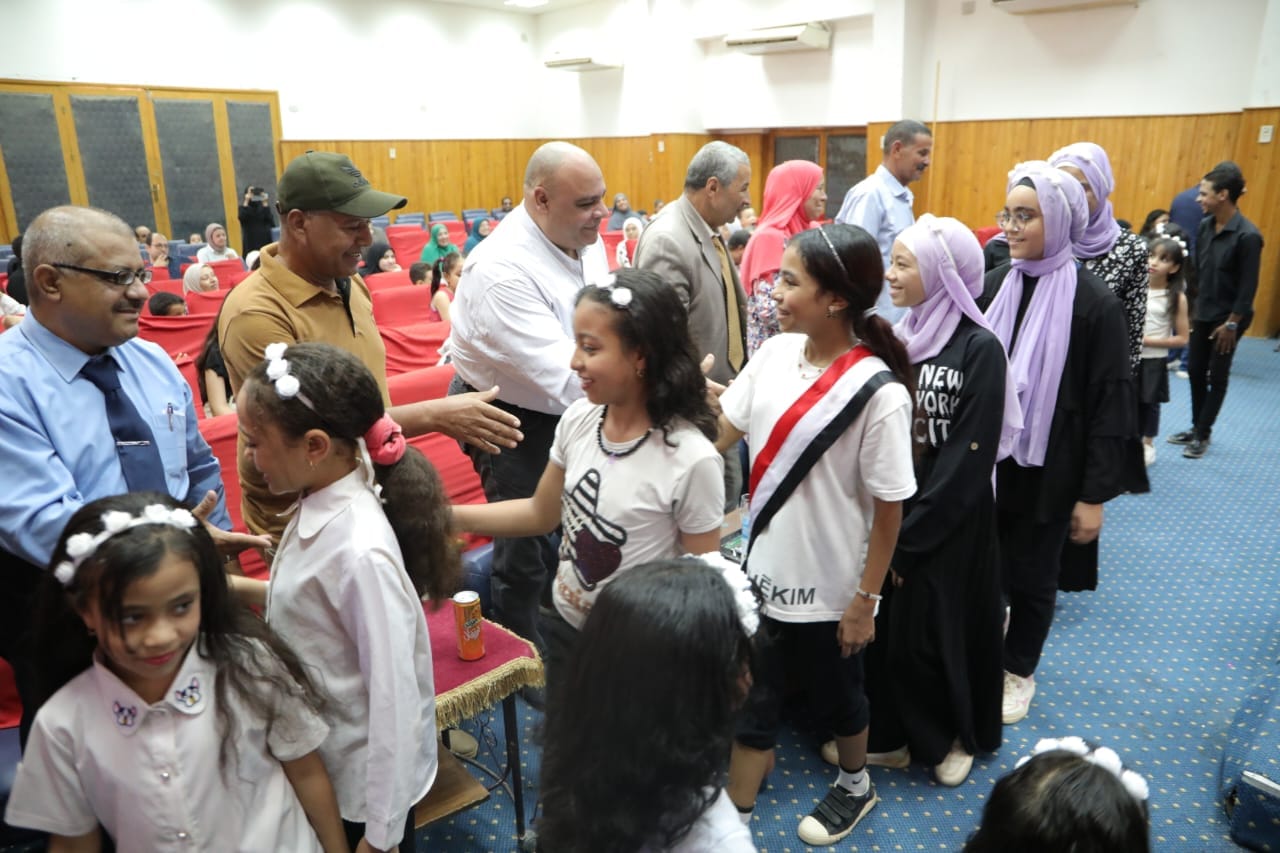 تعليم الوادى الجديد يكرم 34 طالب وطالبة فائزين بالأوليمبياد الدولى