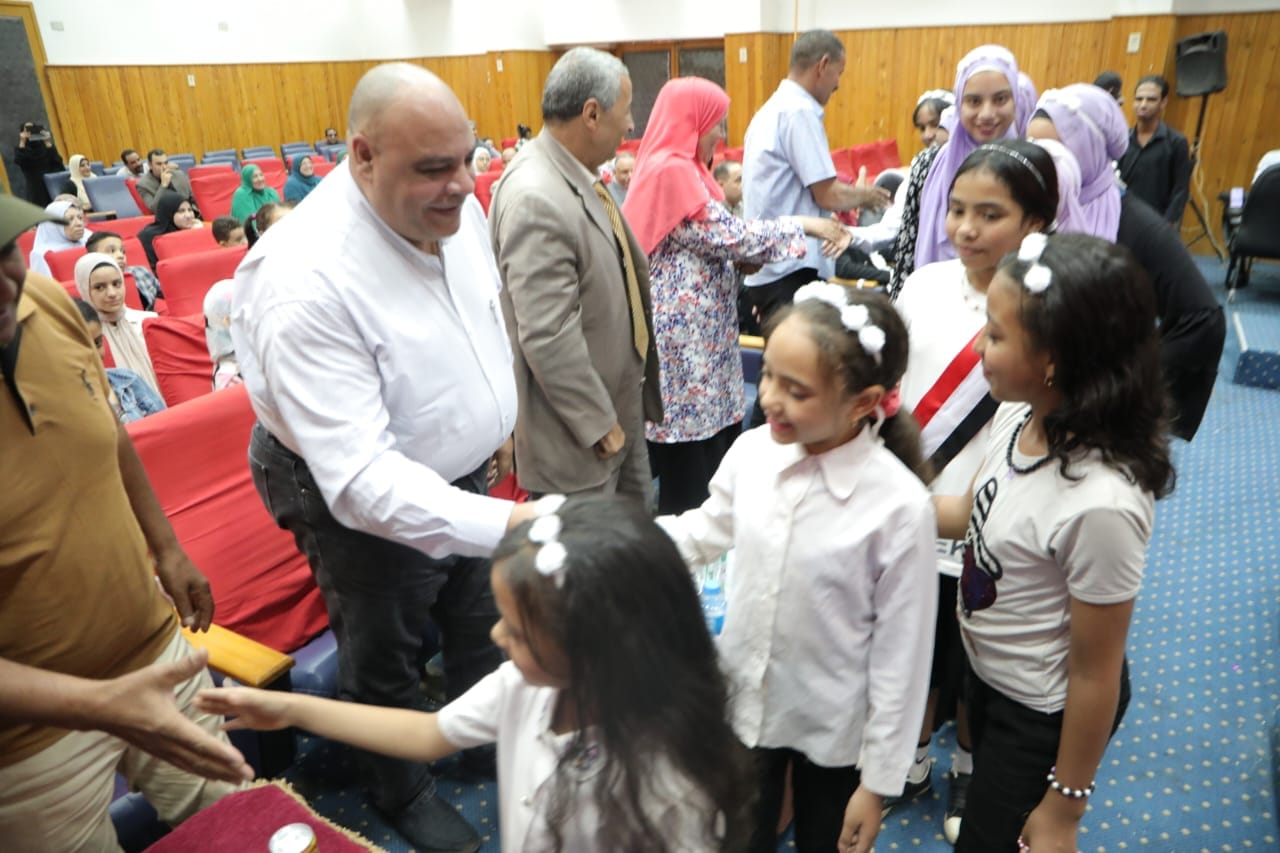 تعليم الوادى الجديد يكرم 34 طالب وطالبة فائزين بالأوليمبياد الدولى