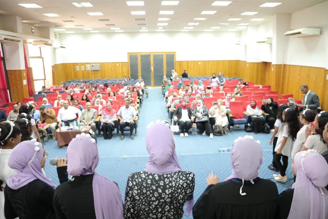 تعليم الوادى الجديد يكرم 34 طالب وطالبة فائزين بالأوليمبياد الدولى