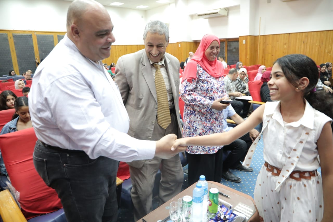 تعليم الوادى الجديد يكرم 34 طالب وطالبة فائزين بالأوليمبياد الدولى