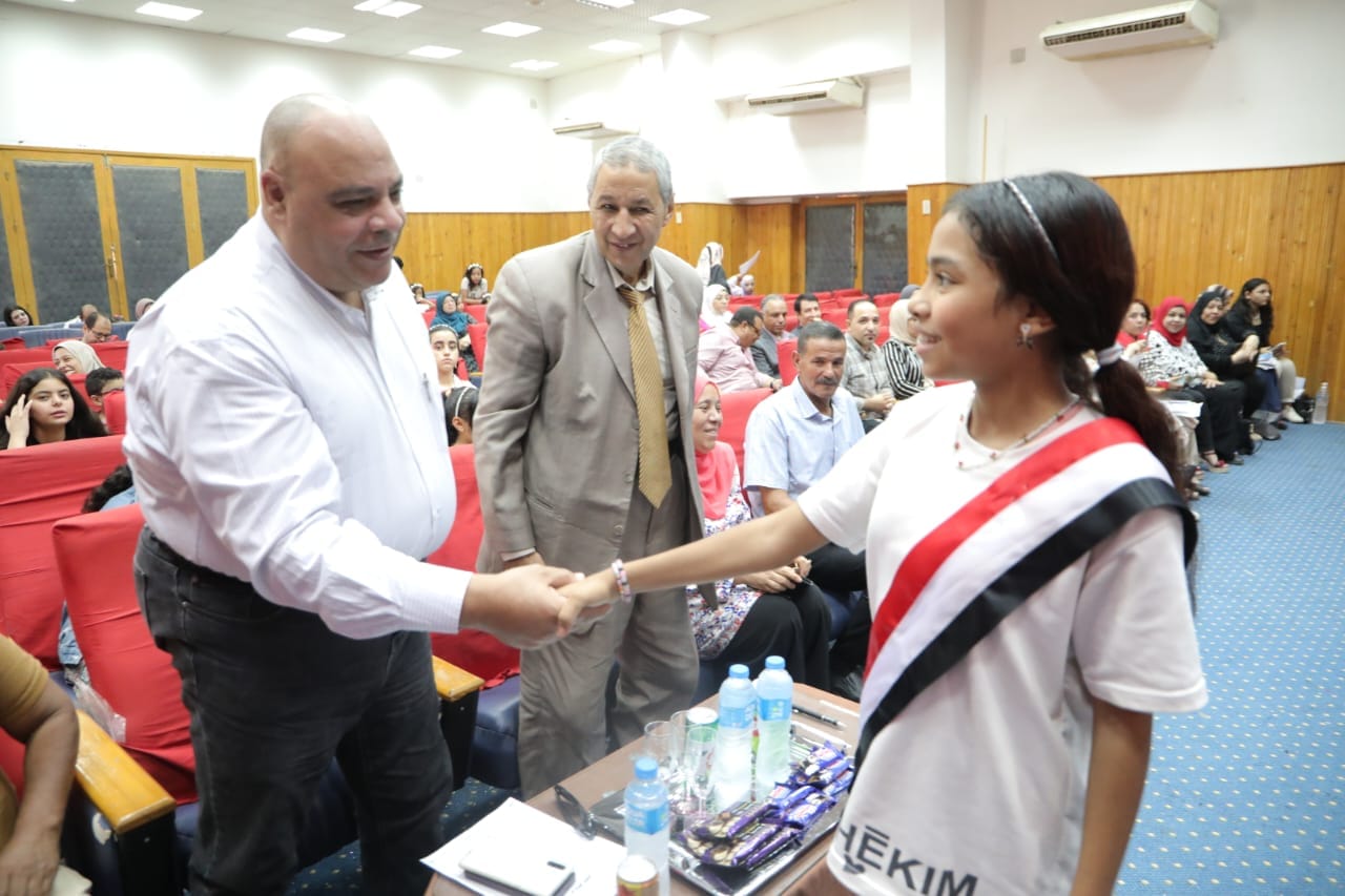 تعليم الوادى الجديد يكرم 34 طالب وطالبة فائزين بالأوليمبياد الدولى