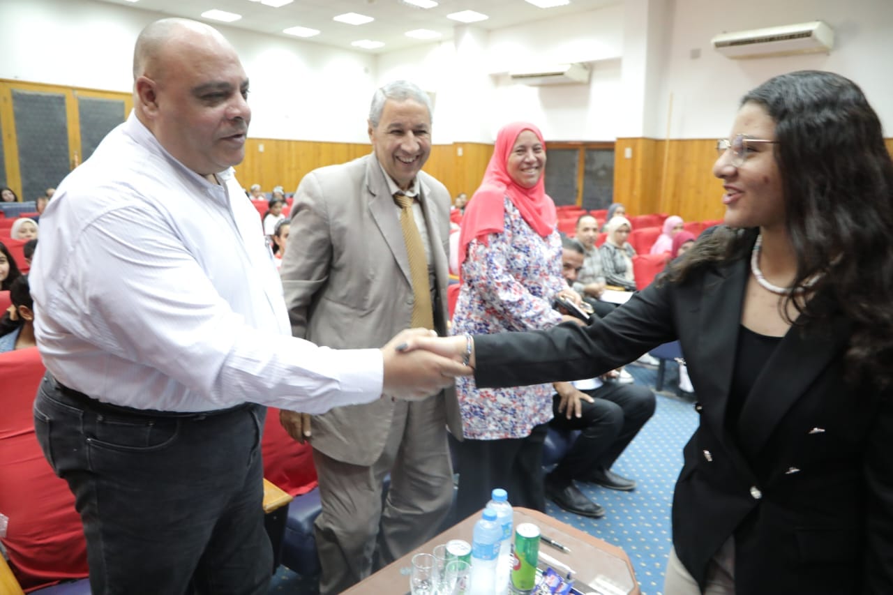 تعليم الوادى الجديد يكرم 34 طالب وطالبة فائزين بالأوليمبياد الدولى