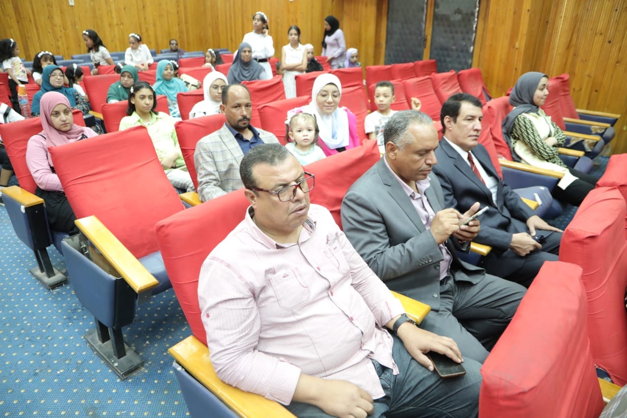 تعليم الوادى الجديد يكرم 34 طالب وطالبة فائزين بالأوليمبياد الدولى