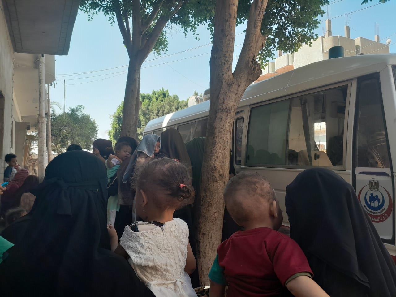 اليوم تزاحم نساء قرية باويط أمام العيادة المتنقلة في حملة تنظيم الاسرة