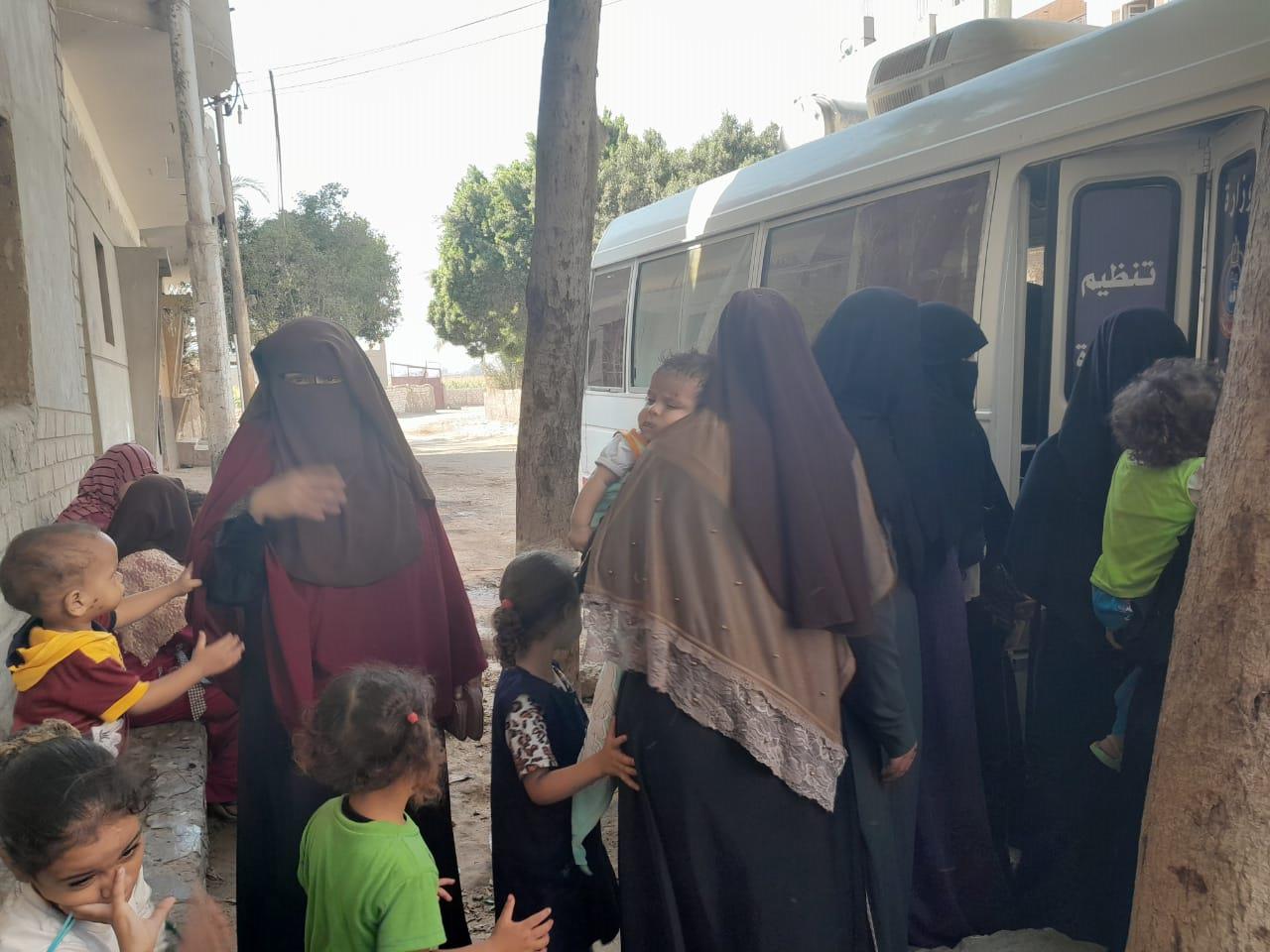 اليوم تزاحم نساء قرية باويط أمام العيادة المتنقلة في حملة تنظيم الاسرة