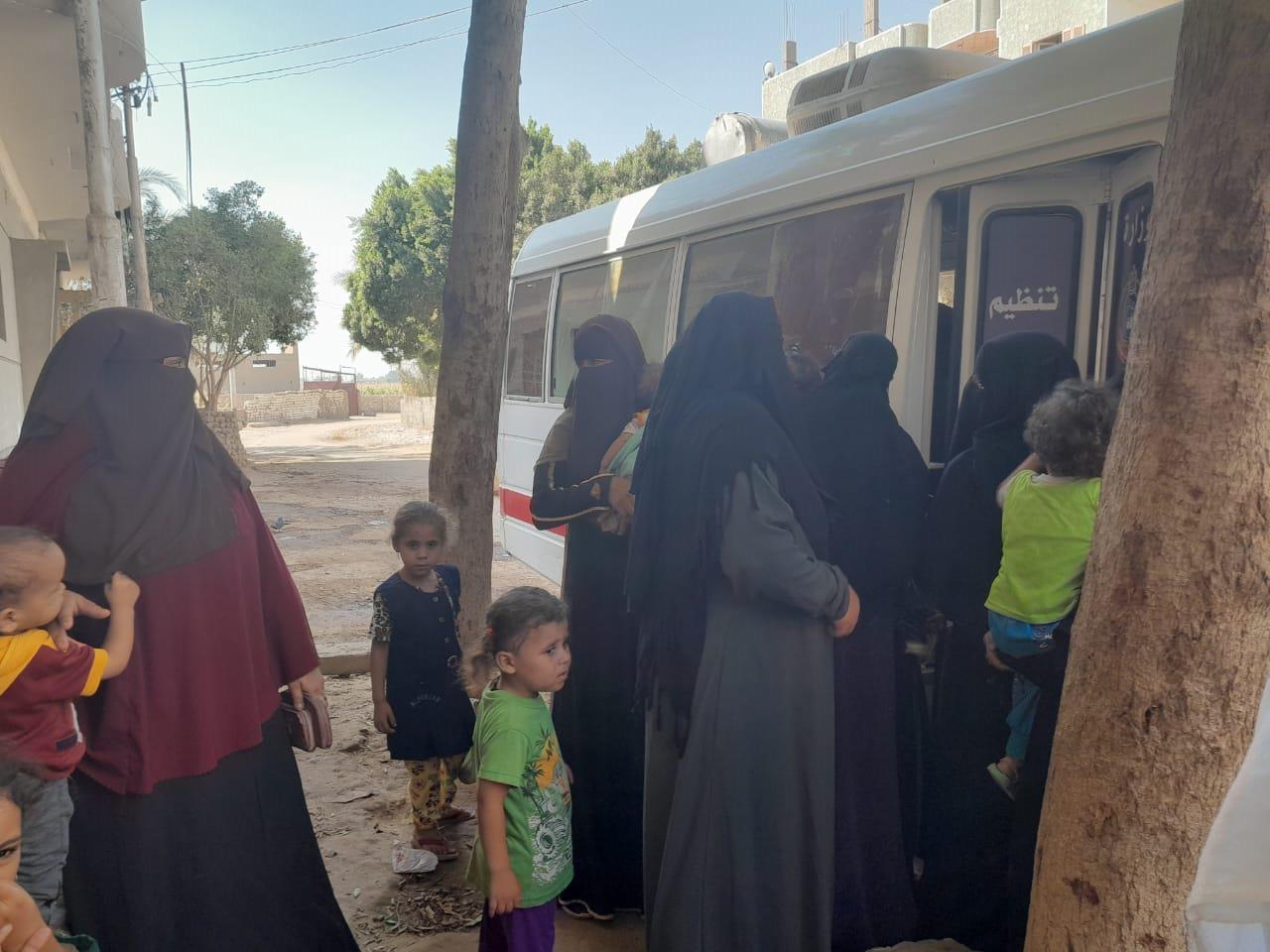 اليوم تزاحم نساء قرية باويط أمام العيادة المتنقلة في حملة تنظيم الاسرة