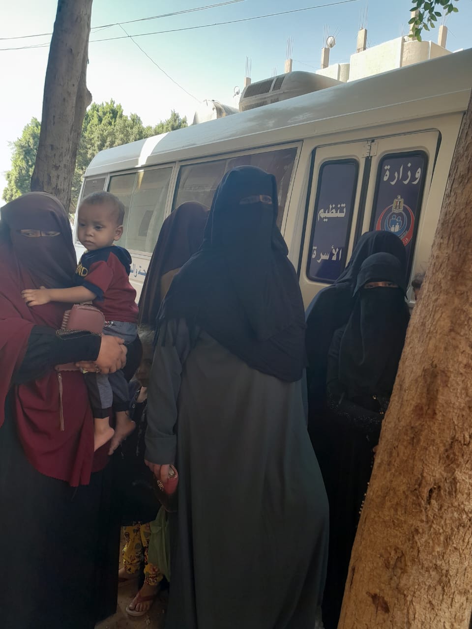 اليوم تزاحم نساء قرية باويط أمام العيادة المتنقلة في حملة تنظيم الاسرة