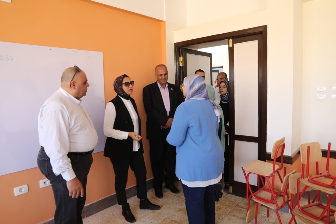 نائب محافظ الوادي الجديد تتابع جاهزية المدرسة الرسمية الدولية استعدادًا للافتتاح