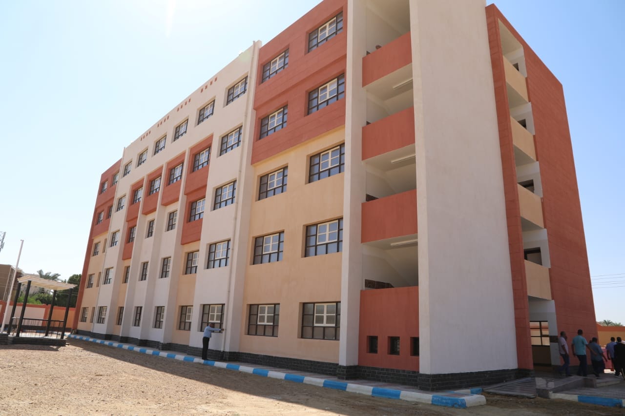 نائب محافظ الوادي الجديد تتابع جاهزية المدرسة الرسمية الدولية استعدادًا للافتتاح