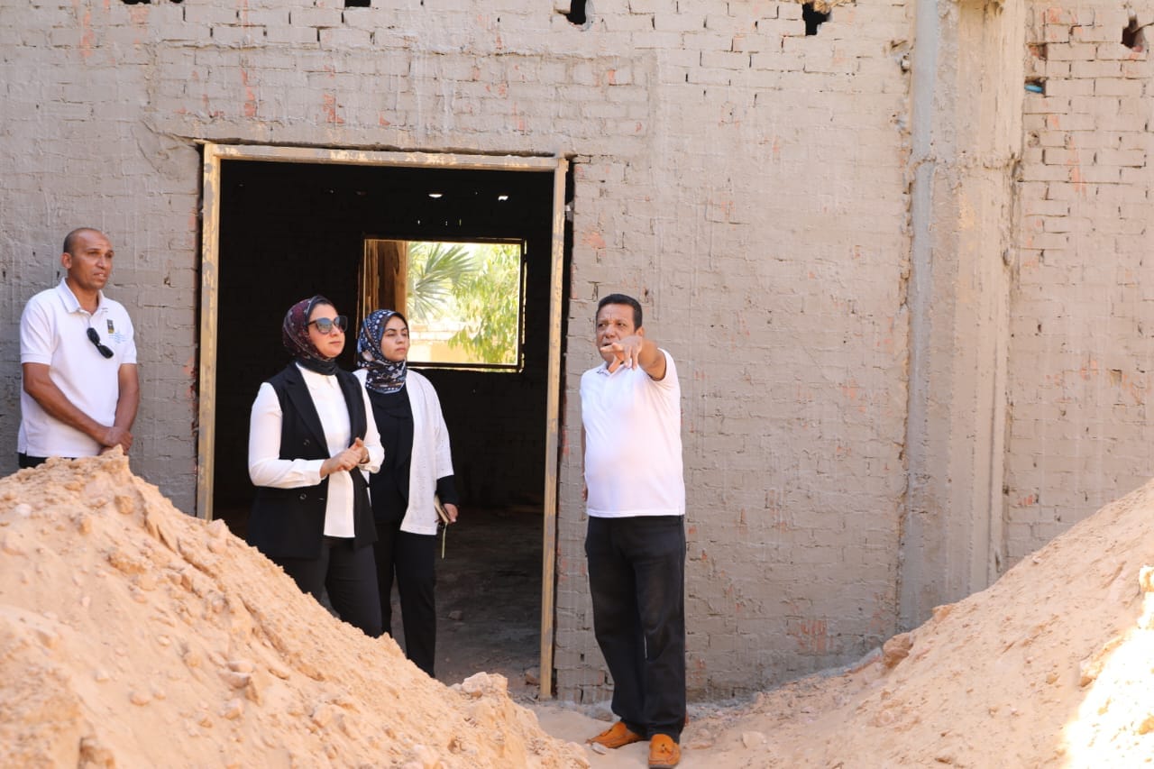 نائب محافظ الوادي الجديد تتفقد سير العمل بمصنع الخزف والفخار 